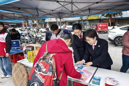 赓续雷锋精神，播散法治阳光